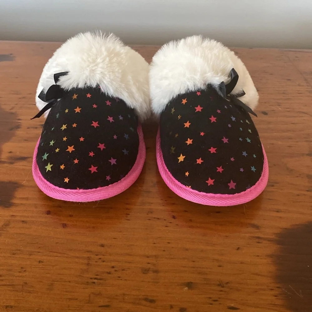 Girls size 2-3 slip on Juicy Couture JJK Sonara slip on slippers fuzzy cozy